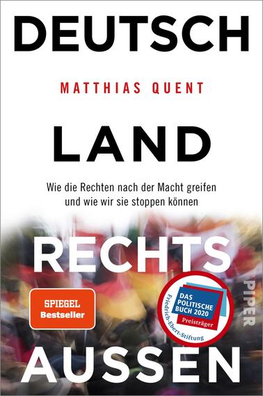Das Buchcover zeigt einen überwiegend weißen Hintergrund mit kräftigen, schwarzen und roten Schriftzügen. Der Titel „DEUTSCHLAND RECHTS AUSSEN“ steht in großen, schwarzen Buchstaben, während „LAND“ in einer mittig platzierten roten Schrift hervorgehoben ist. Untertitel und Autorenname, „Matthias Quent“, sind in kleinerer Schrift unter dem Titel positioniert. Unten links befindet sich ein Siegel mit dem Text „DAS POLITISCHE BUCH 2020“ und dem Hinweis „Spiegel Bestseller“. Die Atmosphäre des Covers wirkt ernst und ansprechend.
