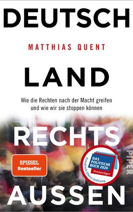 Das Buchcover zeigt einen überwiegend weißen Hintergrund mit kräftigen, schwarzen und roten Schriftzügen. Der Titel „DEUTSCHLAND RECHTS AUSSEN“ steht in großen, schwarzen Buchstaben, während „LAND“ in einer mittig platzierten roten Schrift hervorgehoben ist. Untertitel und Autorenname, „Matthias Quent“, sind in kleinerer Schrift unter dem Titel positioniert. Unten links befindet sich ein Siegel mit dem Text „DAS POLITISCHE BUCH 2020“ und dem Hinweis „Spiegel Bestseller“. Die Atmosphäre des Covers wirkt ernst und ansprechend.