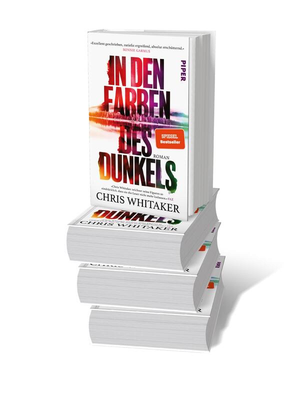 Bücherstapel des Buches „In den Farben des Dunkels“