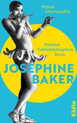 Das Buchcover zeigt eine schwarz-weiße Abbildung von Josephine Baker, die in einer eleganten Pose mit einem fröhlichen Ausdruck auf dem Gesicht zu sehen ist. Sie trägt einen glitzernden, abstrakten Schmuck und einen Rock aus Bannern. Der Hintergrund ist in einem strahlenden Gelb gehalten, das die Figur umgibt, während der Titel „JOSEPHINE BAKER“ in großen, blauen Buchstaben prominent platziert ist. Darunter befinden sich die Wörter „Weltstar Freiheitskämpferin Ikone“ in kleinerer Schrift. Der Name der Autorin, Mona Horncastle, ist oben links angebracht.
