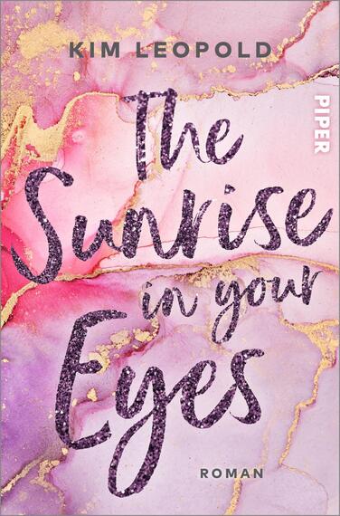 Das Buchcover zeigt einen sanften, pastellfarbenen Hintergrund in Rosa- und Lilatönen, geschmückt mit goldenen Akzenten. Im Vordergrund steht der Titel „The Sunrise in your Eyes“ in großer, glitzernder Schrift, die eine verträumte Stimmung vermittelt. Darunter ist das Wort „Roman“ in schlichter, schwarzer Schrift platziert. Oben links sind die Worte „Kim Leopold“ und „PIPER“ in hellen, eleganten Schriftarten angeordnet. Das Cover strahlt eine romantische und inspirierende Atmosphäre aus.