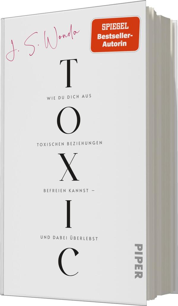 Das Buchcover zeigt einen weißen Hintergrund. In der Mitte ist der Titel „TOXIC“ in großen, schwarzen Buchstaben, wobei das „X“ hervorgehoben ist. Oberhalb des Titels steht der Schriftzug „Wie du dich aus toxischen Beziehungen befreien kannst –“ in kleinerer, schwarzer Schrift. Unten auf dem Cover steht „und dabei überlebst“ ebenfalls in Schwarz. Oben rechts ist ein rotes Etikett mit dem Text „SPIEGEL Bestseller-Autorin“ zu sehen. Der Autorinnenname „J. S. Wonda“ ist in einer eleganten, handschriftlichen Schriftart in Pink platziert. Am Futter des Buches ist das Verlagslogo „PIPER“ zu erkennen.