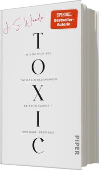 Das Buchcover zeigt einen weißen Hintergrund. In der Mitte ist der Titel „TOXIC“ in großen, schwarzen Buchstaben, wobei das „X“ hervorgehoben ist. Oberhalb des Titels steht der Schriftzug „Wie du dich aus toxischen Beziehungen befreien kannst –“ in kleinerer, schwarzer Schrift. Unten auf dem Cover steht „und dabei überlebst“ ebenfalls in Schwarz. Oben rechts ist ein rotes Etikett mit dem Text „SPIEGEL Bestseller-Autorin“ zu sehen. Der Autorinnenname „J. S. Wonda“ ist in einer eleganten, handschriftlichen Schriftart in Pink platziert. Am Futter des Buches ist das Verlagslogo „PIPER“ zu erkennen.