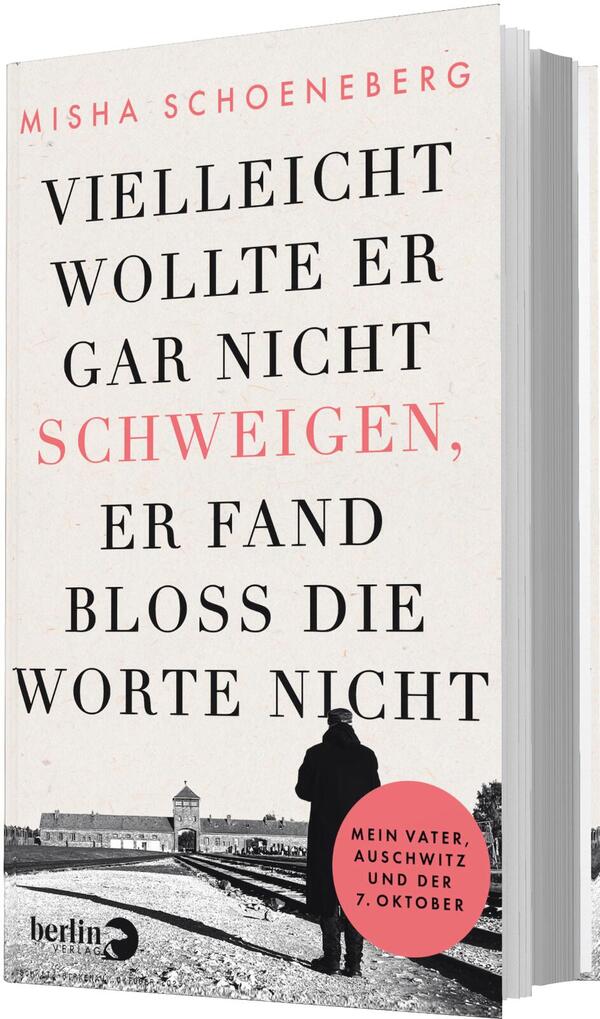 Das Buchcover zeigt ein helles, leicht strukturiertes Hintergrundfeld mit groß gesetztem, schwarz-rotem Serifen-Satz: oben Autorname „Misha Schoeneberg“ in Rot, mittig der Titel in großen schwarzen Versalien, das Wort „Schweigen“ hervorgehoben in Rot. Unten eine schwarzweiße Fotografie eines Mannes als Silhouette auf Bahngeleisen vor einem Wachturm, daneben ein roter runder Button mit dem Text „Mein Vater, Auschwitz und der 7. Oktober“. Atmosphäre: ernst, nachdenklich.