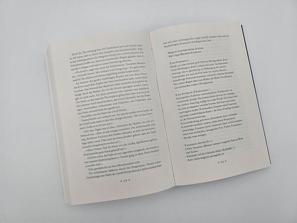 Außenansicht des Buches „Bote der Finsternis“