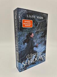 Außenansicht des Buches „Cursed by Shadows“