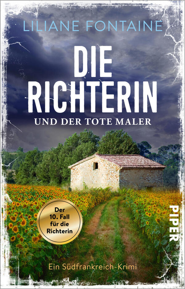 Das Buchcover zeigt ein ländliches Südfrankreich-Motiv bei bedrohlichem Himmel: im Vordergrund ein Feld voller Sonnenblumen mit einem schmalen, erdigen Weg, der zu einem kleinen, hellen Steinhaus mit rotem Ziegeldach führt. Im oberen Bereich großer, weißer Titel „DIE RICHTERIN“ und darunter „UND DER TOTE MALER“, oben Autorin „LILIANE FONTAINE“. Links unten goldener Kreis mit Text „Der 10. Fall für die Richterin“. Atmosphärisch düster und zugleich idyllisch.