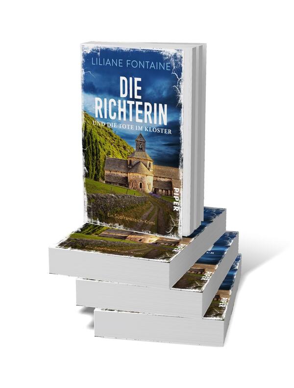 Bücherstapel des Buches „Die Richterin und die Tote im Kloster“