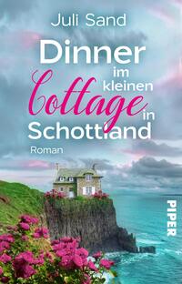 Das Buchcover zeigt eine malerische Klippenlandschaft mit einem kleinen Cottage, das auf einer grünen Wiese thront. Die Atmosphäre wirkt romantisch und einladend. Im Vordergrund blühen pinkfarbene Blumen, die einen Kontrast zur grünen Wiese und dem blauen Meer bilden. Der Titel „Dinner im kleinen cottage in Schottland“ ist in einer eleganten, weißen Schrift gestaltet, während das Wort „cottage“ in geschwungener pinker Schrift hervorsticht. Der Autorennamen „Juli Sand“ ist am oberen Rand in einer klaren, weißen Schrift platziert. Unten rechts befindet sich das Verlagslogo „PIPER“.