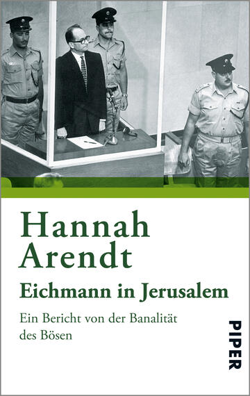 Das Buchcover zeigt eine schwarz-weiße Fotografie der Gerichtsverhandlung von Adolf Eichmann. In der Bildmitte steht Eichmann in einem Anzug, umgeben von drei uniformierten Polizisten. Der obere Teil des Covers ist in einem grünen Farbton gehalten, auf dem der Name „Hannah Arendt“ in großen, fettgedruckten Buchstaben steht. Darunter folgt der Titel „Eichmann in Jerusalem“ in einer schmaleren Schrift. Am unteren Rand ist der Verlagsname „PIPER“ in kleinerer Schrift zu sehen.