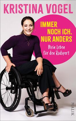 Das Buchcover zeigt eine lächelnde Frau im Rollstuhl, die in einem eleganten, schwarzen Outfit posiert. Sie trägt eine dunkelviolette Oberkleidung und hat ihre Haare offen. Im Hintergrund befindet sich ein großer, pinkfarbener Kreis. Der Titel „IMMER NOCH ICH. NUR ANDERS“ ist in großer, gelber Schrift platziert. Darunter steht in kleinerer, pinkfarbener Schrift „Mein Leben für den Radsport“. Der Name der Autorin, Kristina Vogel, ist prominent oben auf dem Cover in weißer Schrift abgedruckt.