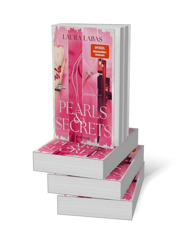 Bücherstapel des Buches „Pearls & Secrets“