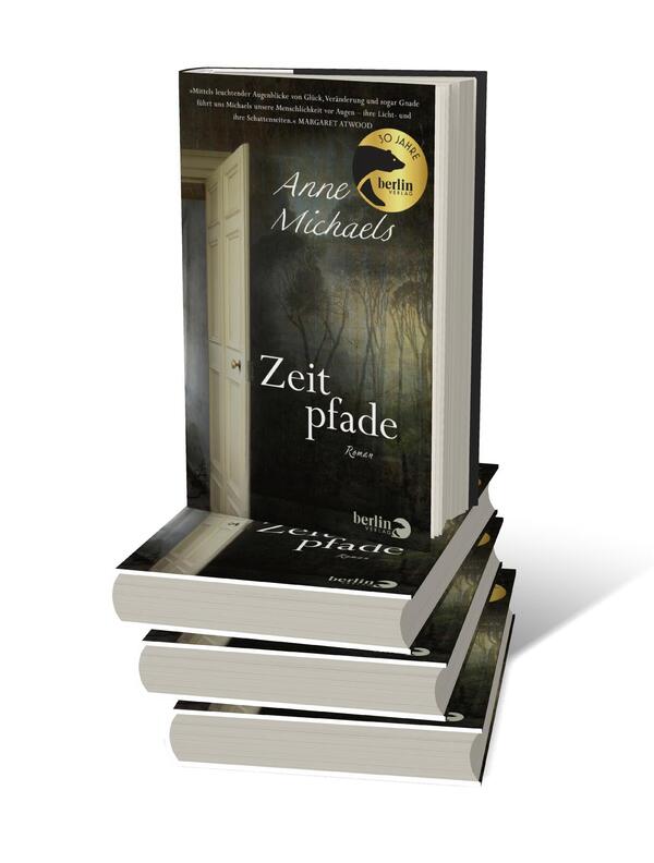 Bücherstapel des Buches „Zeitpfade“