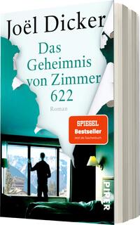 Das Buchcover zeigt einen Mann, der durch ein Fenster auf eine Berglandschaft blickt. Der Hintergrund ist in sanften Blau- und Grüntönen gehalten, was eine ruhige Atmosphäre vermittelt. Der Buchtitel „Das Geheimnis von Zimmer 622“ ist in eleganter, weißer Schrift in der oberen Mitte platziert. Der Autor, Joël Dicker, steht in schwarzer Schrift oben auf dem Cover. Am unteren Rand befindet sich ein roter Aufkleber mit dem Text „SPIEGEL Bestseller“ in weißer Schrift.