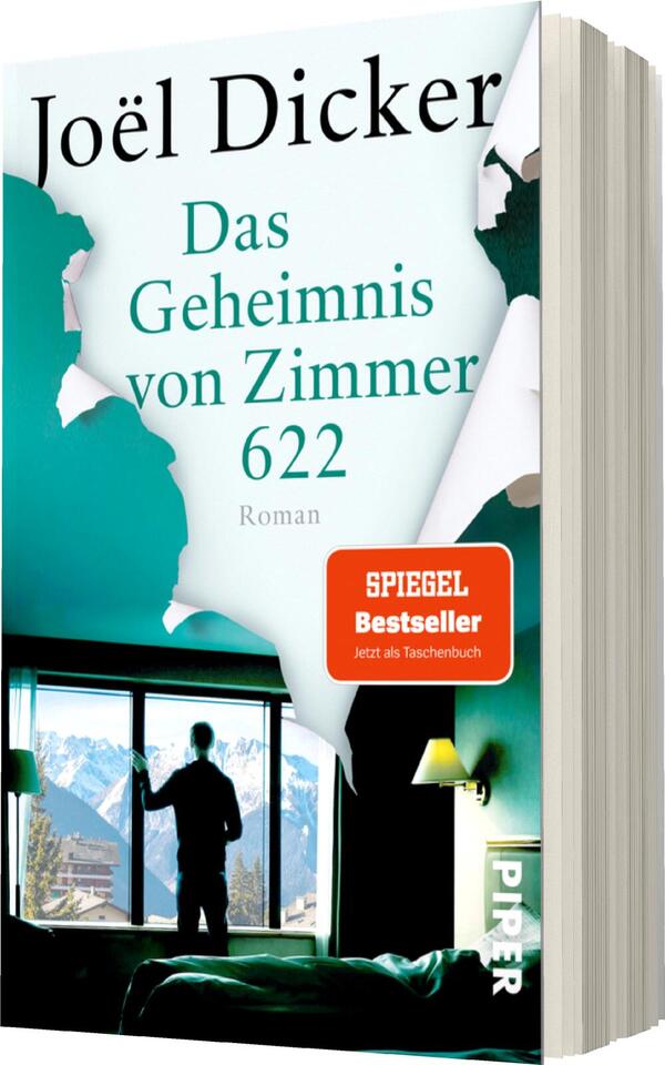 Das Buchcover zeigt einen Mann, der durch ein Fenster auf eine Berglandschaft blickt. Der Hintergrund ist in sanften Blau- und Grüntönen gehalten, was eine ruhige Atmosphäre vermittelt. Der Buchtitel „Das Geheimnis von Zimmer 622“ ist in eleganter, weißer Schrift in der oberen Mitte platziert. Der Autor, Joël Dicker, steht in schwarzer Schrift oben auf dem Cover. Am unteren Rand befindet sich ein roter Aufkleber mit dem Text „SPIEGEL Bestseller“ in weißer Schrift.
