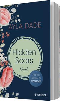 Das Buchcover zeigt einen dunklen, navyblauen Hintergrund, auf dem große, zarte Rosen in verschiedenen Rosatönen und grünen Blättern angeordnet sind. In der Mitte des Covers befindet sich ein hellgrüner, kreisförmiger Rahmen, der den Titel „Hidden Scars“ in eleganter schwarzer Schrift umrahmt. Oben steht der Name der Autorin „Ayla Dade“ in leicht verspielter, rosafarbener Typografie. Unter dem Titel ist das Wort „Novel“ platziert. Ein blauer Button im unteren Bereich trägt die Aufschrift „ENGLISH EDITION BY everlove“.
