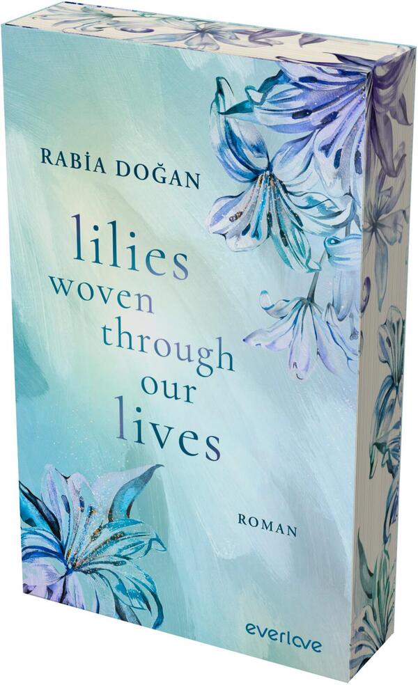 Das Buchcover zeigt einen pastellblauen bis türkisfarbenen Hintergrund mit aquarellartigen Pinselstrichen und dekorativen, blauen Lilien oben rechts und unten links. Titel „lilies woven through our lives“ erscheint zentriert in dunkelblauer, serifenloser Typografie, Autorenname „Rabia Doğan“ steht oben links in Großbuchstaben, darunter das Wort „ROMAN“ in kleiner Serifenschrift. Atmosphäre: ruhig, melancholisch und poetisch. Das Verlagslogo ist nicht beschrieben.