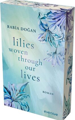 Das Buchcover zeigt einen pastellblauen bis türkisfarbenen Hintergrund mit aquarellartigen Pinselstrichen und dekorativen, blauen Lilien oben rechts und unten links. Titel „lilies woven through our lives“ erscheint zentriert in dunkelblauer, serifenloser Typografie, Autorenname „Rabia Doğan“ steht oben links in Großbuchstaben, darunter das Wort „ROMAN“ in kleiner Serifenschrift. Atmosphäre: ruhig, melancholisch und poetisch. Das Verlagslogo ist nicht beschrieben.