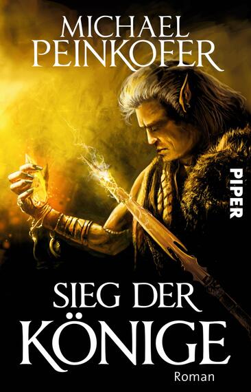 Das Buchcover zeigt einen mystischen, elfengleichen Charakter mit spitzen Ohren und langen, blonden Haaren, der eine magische Energie in der rechten Hand hält. Sein Blick ist intensiv, während er in eine leuchtende, goldene Aura gebannt ist. Der Hintergrund strahlt in warmen Gelbtönen, die eine epische Atmosphäre schaffen. Der Titel „Sieg der Könige“ ist in großen, weißen Buchstaben prominent platziert, während der Autorenname „Michael Peinkofer“ oben in eleganter Schrift erscheint. Die Verlagssignet „Piper“ befindet sich am rechten Rand.