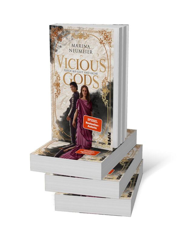 Bücherstapel des Buches „Vicious Gods – Fluch aus Glut und Asche“