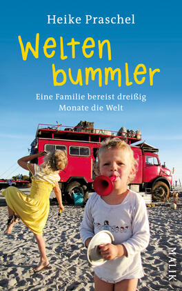 Weltenbummler Das Buchcover zeigt eine fröhliche Szene am Strand, in der ein kleines Mädchen mit einem Megafon in der Hand im Vordergrund steht. Im Hintergrund ist ein rotes Fahrzeug zu sehen, das an das Reisen erinnert. Der Himmel leuchtet in einem klaren Blau. Oben auf dem Cover steht der Titel „Weltenbummler“ in einer großen, gelben Schrift, während darunter der Untertitel „Eine Familie bereist dreißig Monate die Welt“ in einer kleineren, weißen Schriftplatziert ist. Der Autorinnenname Heike Praschel steht ebenfalls oben.