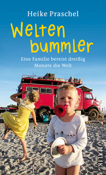Das Buchcover zeigt eine fröhliche Szene am Strand, in der ein kleines Mädchen mit einem Megafon in der Hand im Vordergrund steht. Im Hintergrund ist ein rotes Fahrzeug zu sehen, das an das Reisen erinnert. Der Himmel leuchtet in einem klaren Blau. Oben auf dem Cover steht der Titel „Weltenbummler“ in einer großen, gelben Schrift, während darunter der Untertitel „Eine Familie bereist dreißig Monate die Welt“ in einer kleineren, weißen Schriftplatziert ist. Der Autorinnenname Heike Praschel steht ebenfalls oben.