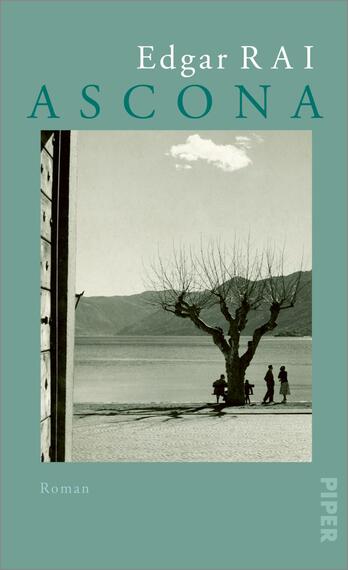 Das Buchcover zeigt einen minimalistischen, farblich zurückhaltenden Hintergrund in sanften Grün- und Grautönen. Im oberen Bereich steht der Name des Autors „Edgar RAI“ in eleganter, serifenloser Schrift. Unterhalb ist der Titel „ASCONA“ in großer, wuchtiger Schriftart platziert, ebenfalls in einem kräftigen Grün. Im unteren Bereich findet sich das Wort „Roman“. Das Cover zeigt im Hintergrund einen kahlen Baum am Ufer eines Sees, vor dem sich drei Figuren abzeichnen, die in einer ruhigen Landschaft stehen. Der Gesamteindruck vermittelt eine nostalgische und meditative Atmosphäre.