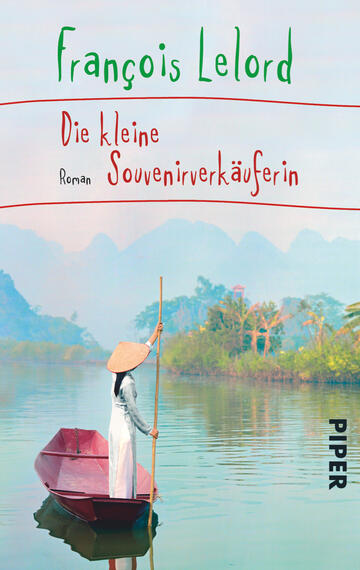 Das Buchcover zeigt eine idyllische Landschaft mit sanften Hügeln im Hintergrund und einem ruhigen Gewässer im Vordergrund. Eine Person in traditioneller Kleidung steht in einem kleinen Boot und hält einen Stab. Die Farbpalette ist von sanften Grüntönen und blaubeschatteten Wasserflächen geprägt, während der Himmel hell und klar ist. Der Titel „Die kleine Souvenirverkäuferin“ und der Autor François Lelord sind in geschwungener, freundlicher Schriftart in kräftigen Farben gestaltet. Unten rechts ist der Verlagsname „PIPER“ dezent platziert.