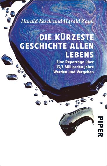 Das Buchcover zeigt eine abstrakte, farbenfrohe Gestaltung in Blau- und Lilatönen, die an einen glitzernden Wasseroberfläche erinnert. Zentral steht der Titel „DIE KÜRZESTE GESCHICHTE ALLEN LEBENS“ in großer, weißer Schrift, darüber die Namen der Autoren Harald Lesch und Harald Zauck in ähnlicher Typografie. Am unteren Rand befindet sich der Verlagsname „PIPER“ in schwarzer Schrift. Die Gesamterscheinung vermittelt eine moderne und ansprechende Atmosphäre, die zum Thema des Buches über die Entstehung des Lebens passt.