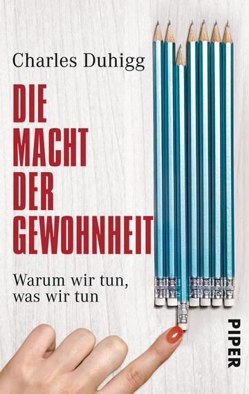 Das Buchcover zeigt eine Reihe von blauen Bleistiften, die aufrecht stehen und eine Hand mit einem roten Finger, die auf einen der Bleistifte zeigt. Der Hintergrund ist hell und neutral, was die Bleistifte hervorhebt. Der Titel „DIE MACHT DER GEWOHNHEIT“ ist in kräftigem Rot platziert und ebenso der Untertitel „Warum wir tun, was wir tun“ in kleinerer Schrift. Der Autor Charles Duhigg ist oben auf dem Cover in Schwarz geschrieben.