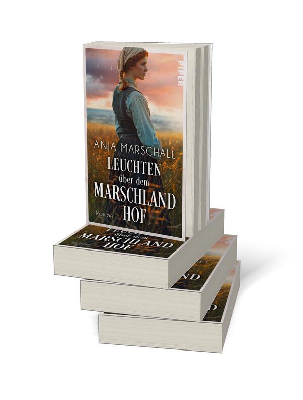 Bücherstapel des Buches „Leuchten über dem Marschlandhof“