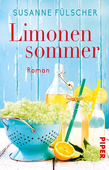 Das Buchcover zeigt eine frische, sommerliche Atmosphäre mit einem blauen Holzhintergrund. Im Vordergrund stehen verschiedene Getränke in Glaskaraffen und -flaschen, dekoriert mit Zitronen und Holunderblüten. Ein blauer Sieb mit Löchern verleiht dem Bild zusätzlichen visuellen Reiz. Der Titel „Limonesommer“ in auffälligem, rotem Schriftzug und „Roman“ in kleinerer Schrift darunter sind prominent platziert. Oben steht der Name der Autorin, Susanne Fülscher, in eleganter Schrift.