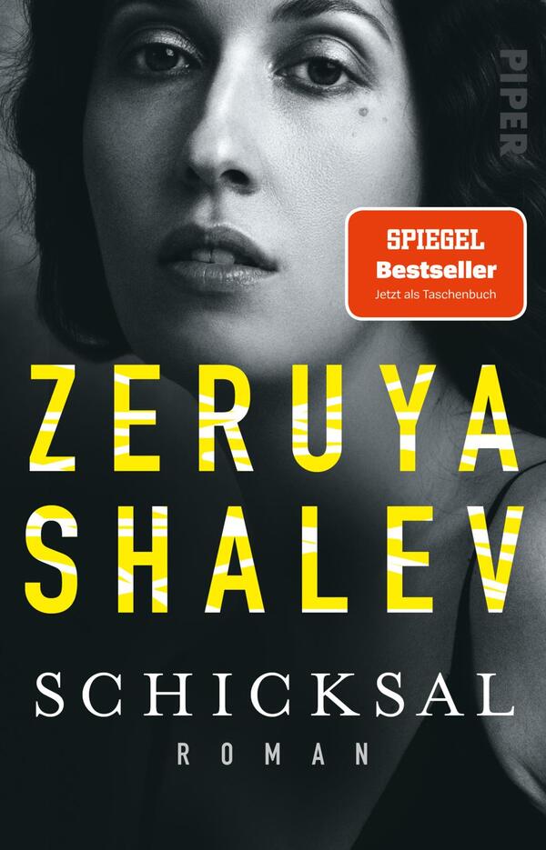 Das Buchcover zeigt ein eindrucksvolles Porträt einer Frau mit intensivem Blick auf einem dunklen Hintergrund. Die Farben sind hauptsächlich in Schwarz und Weiß gehalten, wobei die Schrift in leuchtendem Gelb und Weiß hervorsticht. Der Titel „Zeruya Shalev“ und der Untertitel „Schicksal“ sind prominent platziert, während das Wort „Roman“ in kleinerer Schriftgröße darunter steht. Ein rotes Kästchen mit dem Aufdruck „SPIEGEL Bestseller“ hebt sich von der restlichen Gestaltung ab und unterstützt die visuelle Wirkung des Covers.