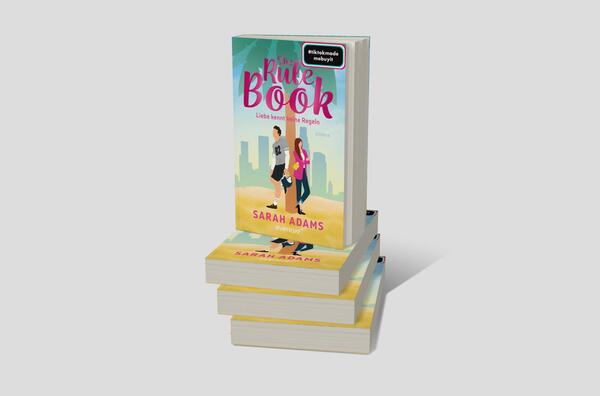 Bücherstapel des Buches „The Rule Book – Liebe kennt keine Regeln“
