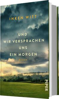 Das Buchcover zeigt einen bewölkten Himmel in unterschiedlichen Grautönen, der eine melancholische Atmosphäre vermittelt. Im Vordergrund ist eine sanfte, grüne Landschaft mit Wiesen und einem kleinen Horizont zu sehen. Der Titel „UND WIR VERSPROCHEN UNS EIN MORGEN“ steht in großen, weißen Buchstaben, darunter der Zusatz „Roman“ in kleinerer Schrift. Der Name der Autorin „INKEN WITT“ erscheint oben in goldener Schrift.