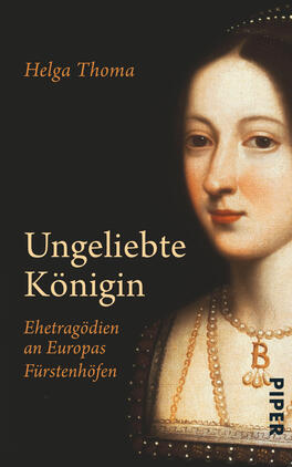 Das Buchcover zeigt ein detailreiches Porträt einer historischen Königin mit einem ernsthaften Ausdruck. Sie trägt ein aufwendiges Gewand und eine elegante Halskette. Der Hintergrund ist dunkel, was die Hauptfigur hervorhebt. In der oberen linken Ecke steht der Name der Autorin „Helga Thoma“. Der Titel „Ungeliebte Königin“ ist in großen, goldenen Buchstaben zentral platziert, darunter folgt der Untertitel „Ehetergödien an Europas Fürstenhöfen“ in kleinerer, weißer Schrift.