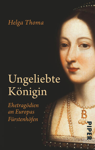 Das Buchcover zeigt ein detailreiches Porträt einer historischen Königin mit einem ernsthaften Ausdruck. Sie trägt ein aufwendiges Gewand und eine elegante Halskette. Der Hintergrund ist dunkel, was die Hauptfigur hervorhebt. In der oberen linken Ecke steht der Name der Autorin „Helga Thoma“. Der Titel „Ungeliebte Königin“ ist in großen, goldenen Buchstaben zentral platziert, darunter folgt der Untertitel „Ehetergödien an Europas Fürstenhöfen“ in kleinerer, weißer Schrift.