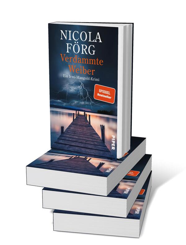 Bücherstapel des Buches „Verdammte Weiber“