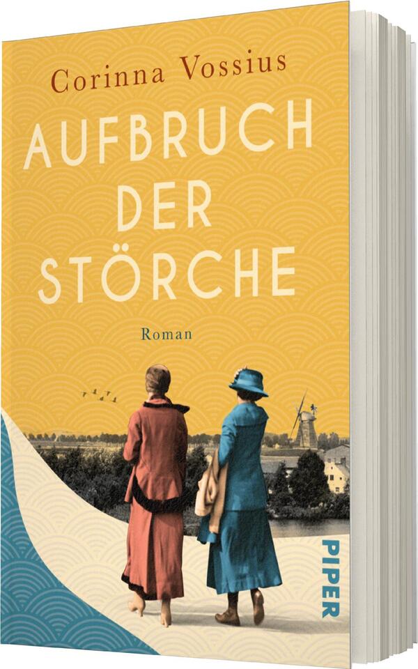 Das Buchcover zeigt zwei Frauen von hinten, die in einem ländlichen Umfeld stehen. Die Frau links trägt ein schwarzes Kleid und einen Hut, während die rechte Frau in einem blauen Outfit mit einer blauen Kopfbedeckung gekleidet ist. Im Hintergrund sind ein Windrad und ein ländlicher Landschaftsausschnitt sichtbar. Der Hintergrund ist in einem warmen Gelbton gehalten, und der Titel „AUFBRUCH DER STÖRCHE“ ist in großen, weißen, modernen Buchstaben mittig platziert. Darunter steht „Roman“ in kleinerer Schrift. Der Name der Autorin, Corinna Vossius, befindet sich oben auf dem Cover.