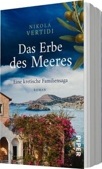Das Buchcover zeigt einen malerischen Ausblick auf das Meer mit sanften Wellen und einer Küstenlandschaft im Hintergrund. Darüber leuchtet ein klarer blauer Himmel. Im Vordergrund sind olivenblättrige Pflanzen und ein grüner Olivenzweig sichtbar. Der Titel „Das Erbe des Meeres“ ist in großen, weißen Buchstaben in der oberen Hälfte platziert, während darunter der Untertitel „Eine kretische Familiensaga“ in kleinerer Schrift steht. Der Autorenname „Nikola Vertidi“ ist ebenfalls oben zu finden.