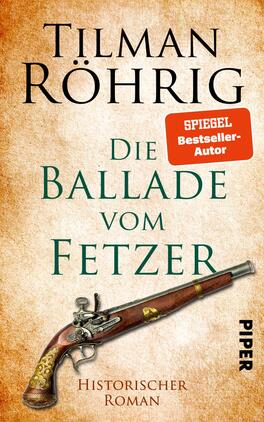 Das Buchcover zeigt einen strukturierten, beige Hintergrund, der an antikes Papier erinnert. In der oberen Hälfte prangt der Name des Autors „Tilman Röhrig“ in großen, schwarzen Buchstaben. Darunter steht der Titel „Die Ballade vom Fetzer“ in kräftigem Grün. Im unteren Bereich des Covers ist eine historische Pistole abgebildet, die eine zentrale Rolle einnimmt. Ein rotes Siegel mit der Aufschrift „SPIEGEL Bestseller-Autor“ hebt sich vom Hintergrund ab. Der Verlagsname „PIPER“ ist ebenfalls sichtbar. Das Gesamtbild vermittelt eine Atmosphäre von Abenteuer und Geschichte.