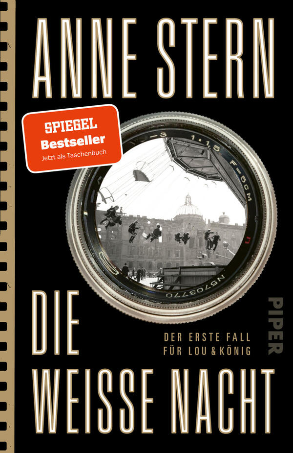 Das Buchcover zeigt auf schwarzem Grund großformatig den Titel „DIE WEISSE NACHT“ und Autorennamen „ANNE STERN“ in hohen, cremefarbenen, schmalen Großbuchstaben; zentral ein rundes Kameraobjektiv mit schwarweißem Foto einer winterlichen Stadtszene und kleinen, hängenden Silhouetten; oben links ein roter Ecksticker mit weißer Aufschrift „SPIEGEL Bestseller“; unten rechts Zusatztext „Der erste Fall für Lou & König“.