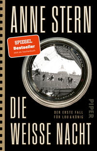 Das Buchcover zeigt auf schwarzem Grund großformatig den Titel „DIE WEISSE NACHT“ und Autorennamen „ANNE STERN“ in hohen, cremefarbenen, schmalen Großbuchstaben; zentral ein rundes Kameraobjektiv mit schwarweißem Foto einer winterlichen Stadtszene und kleinen, hängenden Silhouetten; oben links ein roter Ecksticker mit weißer Aufschrift „SPIEGEL Bestseller“; unten rechts Zusatztext „Der erste Fall für Lou & König“.