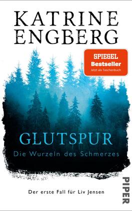 Das Buchcover zeigt eine mystische Waldlandschaft mit dunkelgrünen und blauen Tönen, die eine düstere Atmosphäre vermitteln. Oben steht in großen, schwarzen Buchstaben „Katrine Engberg“. Der Titel „GLUTSPUR“ wird in leuchtendem Blau hervorgehoben, gefolgt vom Untertitel „Die Wurzeln des Schmerzes“ in kleinerer Schrift. In der oberen rechten Ecke befindet sich ein orangener Button mit dem Text „SPIEGEL Bestseller – Jetzt als Taschenbuch“. Am unteren Rand ist das Verlagslogo „PIPER“ zu sehen.