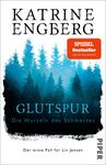 Das Buchcover zeigt eine mystische Waldlandschaft mit dunkelgrünen und blauen Tönen, die eine düstere Atmosphäre vermitteln. Oben steht in großen, schwarzen Buchstaben „Katrine Engberg“. Der Titel „GLUTSPUR“ wird in leuchtendem Blau hervorgehoben, gefolgt vom Untertitel „Die Wurzeln des Schmerzes“ in kleinerer Schrift. In der oberen rechten Ecke befindet sich ein orangener Button mit dem Text „SPIEGEL Bestseller – Jetzt als Taschenbuch“. Am unteren Rand ist das Verlagslogo „PIPER“ zu sehen.