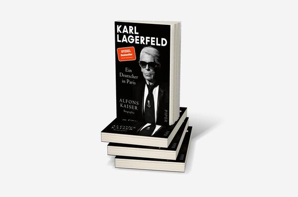Bücherstapel des Buches „Karl Lagerfeld“