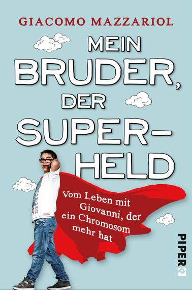 Das Buchcover zeigt einen hellblauen Hintergrund mit weißen, stilisierten Wolken. Im Vordergrund steht ein Junge, der ein rotes Cape trägt und fröhlich lächelt. Der Titel „Mein Bruder, der SUPER-HERZ“ ist in großen, fetten, weißen Buchstaben unterstrichen platziert, während der Untertitel „Vom Leben mit Giovanni, der ein Chromosom mehr hat“ in einem kleineren, schlichten Schriftstil darunter steht. Der Verfasser Giacomo Mazzariol ist ebenfalls in einer klaren Schrift am oberen Rand vermerkt.
