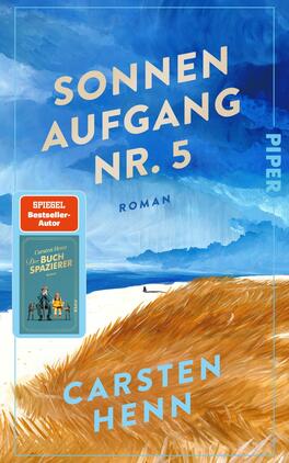 Das Buchcover zeigt eine weitläufige, sonnendurchflutete Landschaft mit sanften Wellen in hellen Blau- und Gelbtönen. Der Titel „SONNENAUFGANG NR. 5“ ist groß und in einer eleganten, weißen Schrift zentral platziert, während der Untertitel „Roman“ in kleinerer Schrift darunter steht. Der Autor Carsten Henn ist ebenfalls in Großschrift am unteren Rand abgedruckt. Auf der linken Seite befindet sich ein Siegel mit dem Hinweis „SPIEGEL Bestseller-Autor“ und dem Titel „Das Buch Spazierer“ in einer blauen Box. Die Gesamtatmosphäre vermittelt Leichtigkeit und Optimismus.