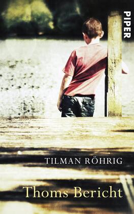 Thoms Bericht Das Buchcover zeigt einen Jungen in einem roten T-Shirt, der auf einem Holzsteg steht und in die Ferne blickt. Der Steg verläuft über eine spiegelnde Wasserfläche, die die natürliche Umgebung leicht reflektiert. Der Hintergrund ist unscharf und vermittelt eine melancholische Stimmung. Oben rechts ist in weißer Schrift der Verlagsname „PIPER“ zu sehen, während der Titel „Thoms Bericht“ und der Autor „Tilman Röhrig“ in eleganter, serifenloser Schrift angebracht sind.