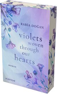 Das Buchcover zeigt einen pastelligen, violett-blauen Aquarellhintergrund mit handgezeichneten, zarten Veilchen und Blütenranken oben links und unten rechts. Mittig steht der Titel in serifenloser, eleganter Schrift: „violets woven through our hearts“, darüber der Autorname „Rabia Doǧan“ in Großbuchstaben, unten links das Genre „Roman“. Farben: Lavendel, Flieder und Hellblau; Atmosphäre: ruhig, poetisch und melancholisch.